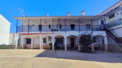 Edificio con tres viviendas y amplios espacios exteriores en Serradilla, immagine 2