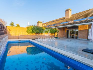 Casa aparellada amb piscina en venda a Prado de Somosaguas - La Finca