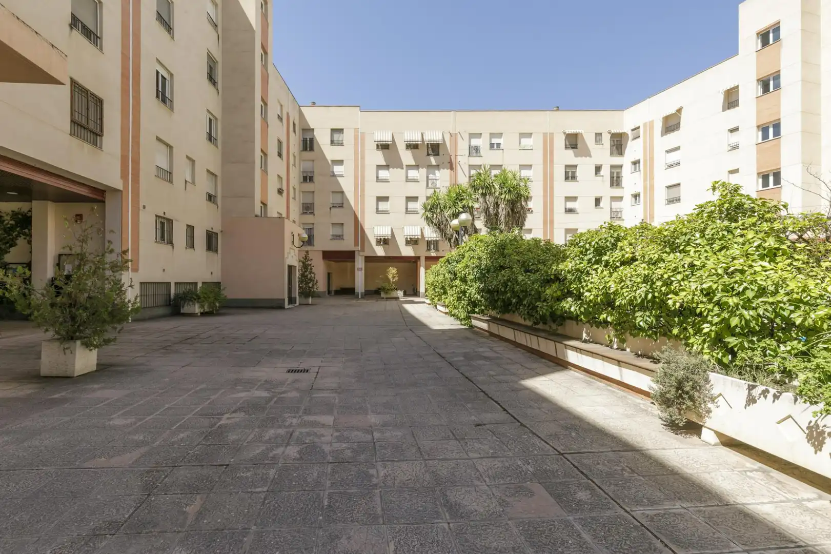 Vista exterior de Piso en venta en Granada con Calefacción, Balcón y Piscina comunitaria