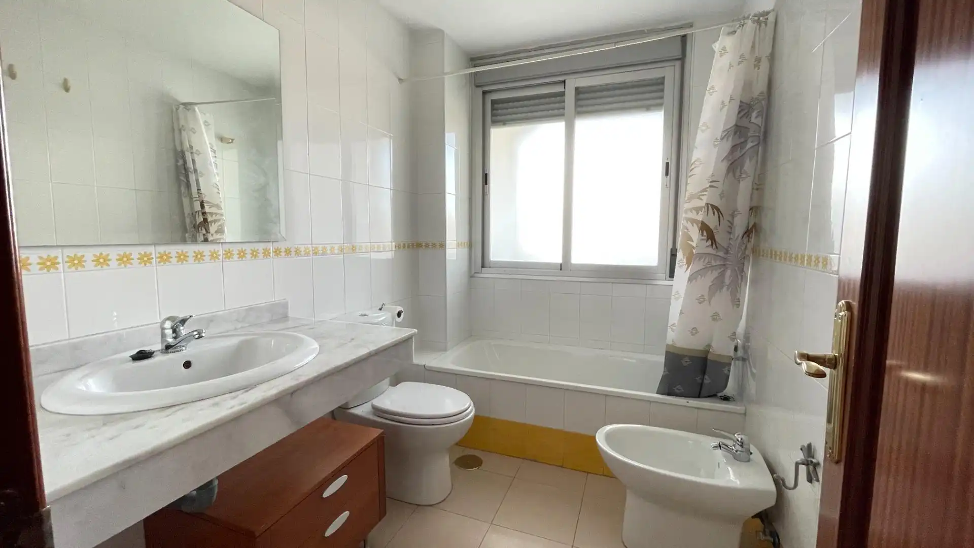 Badezimmer von Wohnung zur Miete in Córdoba mit Klimaanlage, Heizung und Gemeinschaftspool
