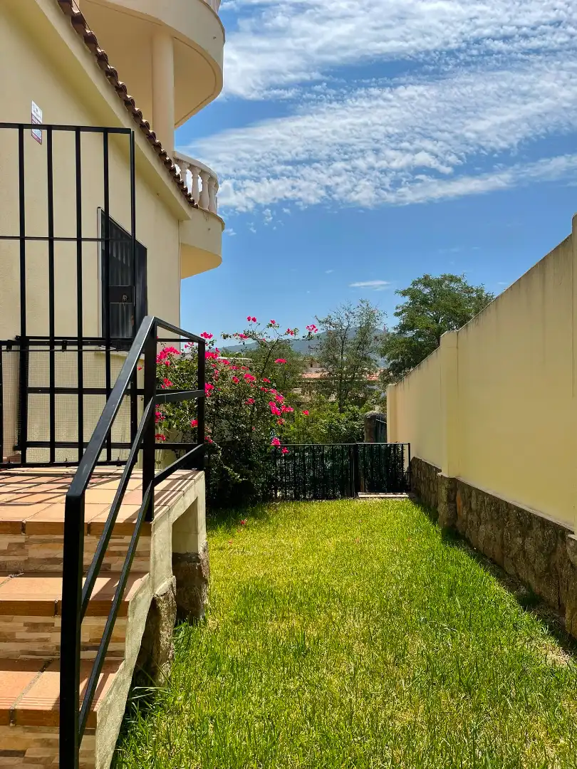 Terrassa de Casa o xalet en venda en Plasencia amb Aire condicionat, Calefacció i Jardí privat