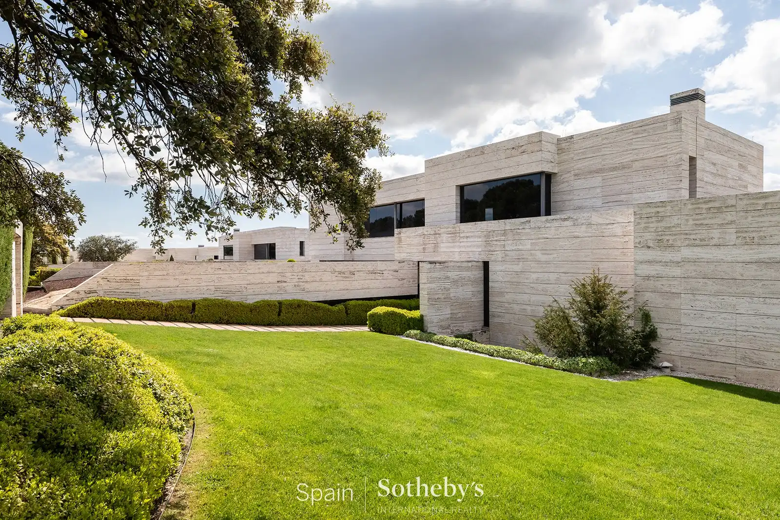 Vista exterior de Casa o xalet de lloguer en Pozuelo de Alarcón amb Aire condicionat, Jardí privat i Terrassa