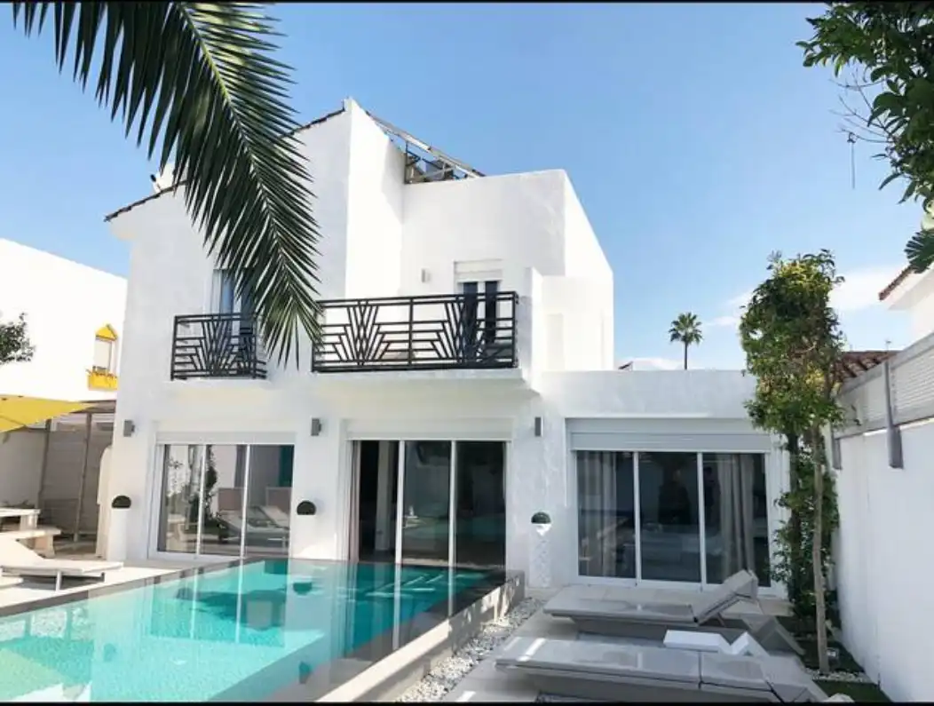 Vista exterior de Casa o xalet en venda en Estepona amb Aire condicionat, Calefacció i Jardí privat
