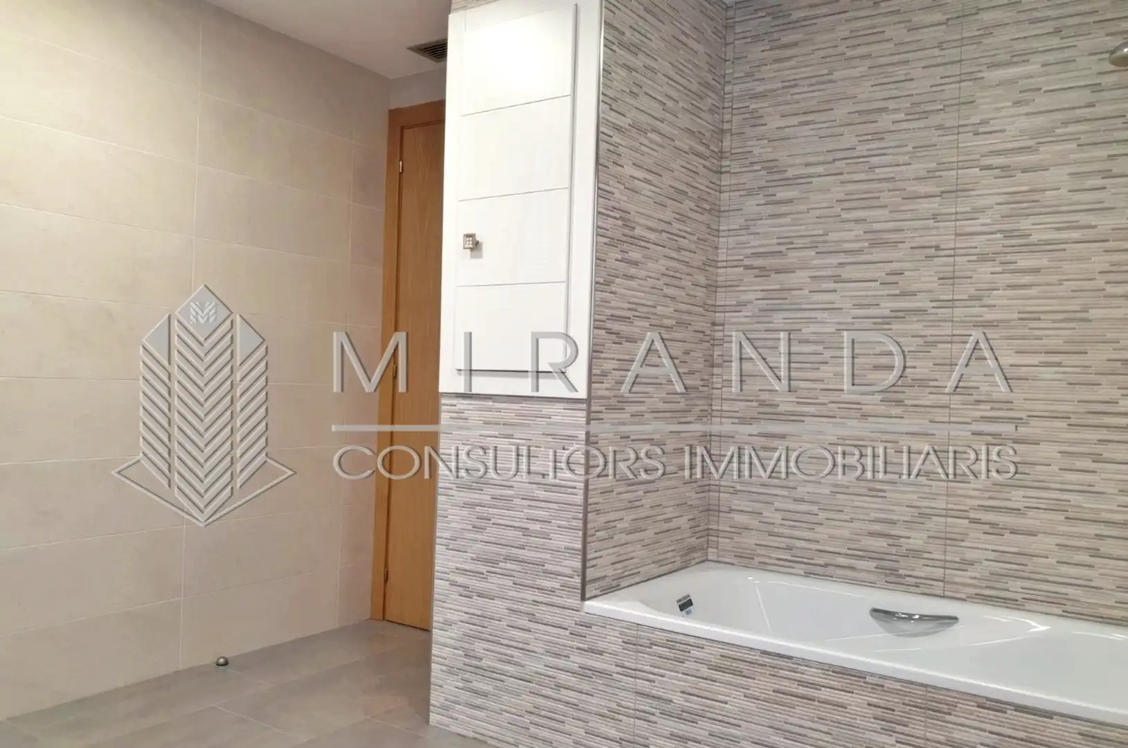 Baño de Piso de alquiler en Granollers con Aire acondicionado, Calefacción y Horno