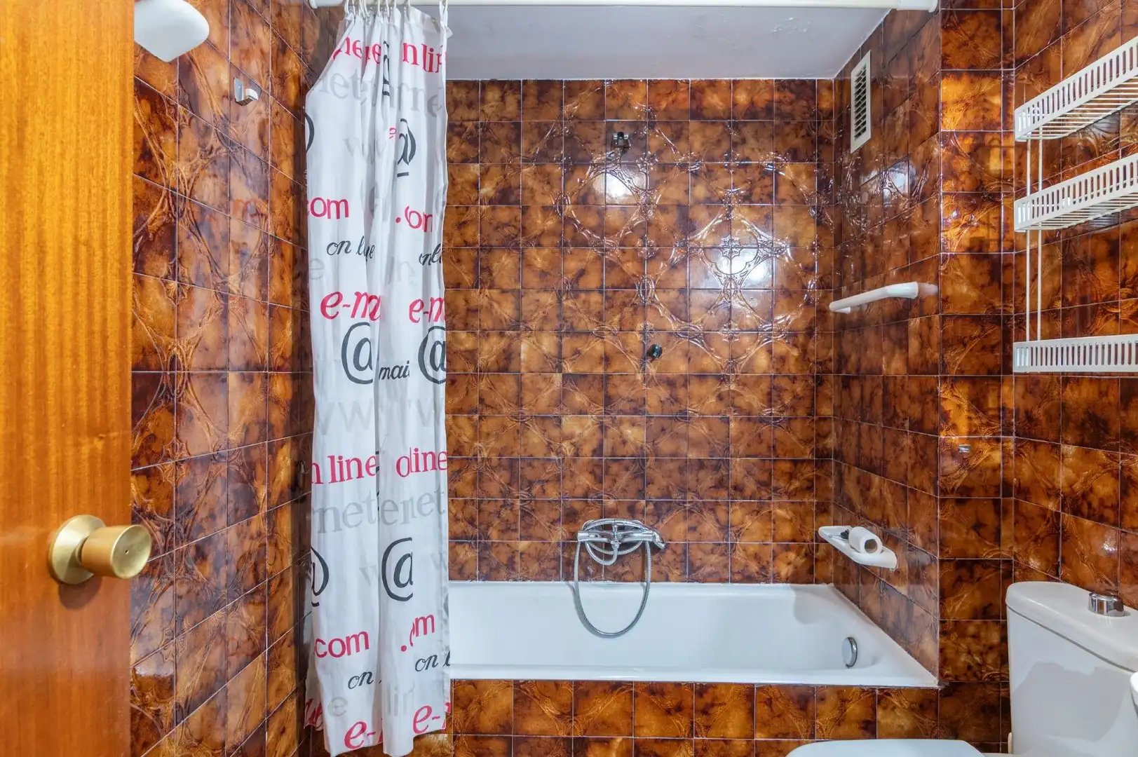 Bany de Pis en venda en  Pamplona / Iruña amb Parquet, Terrassa i Balcó
