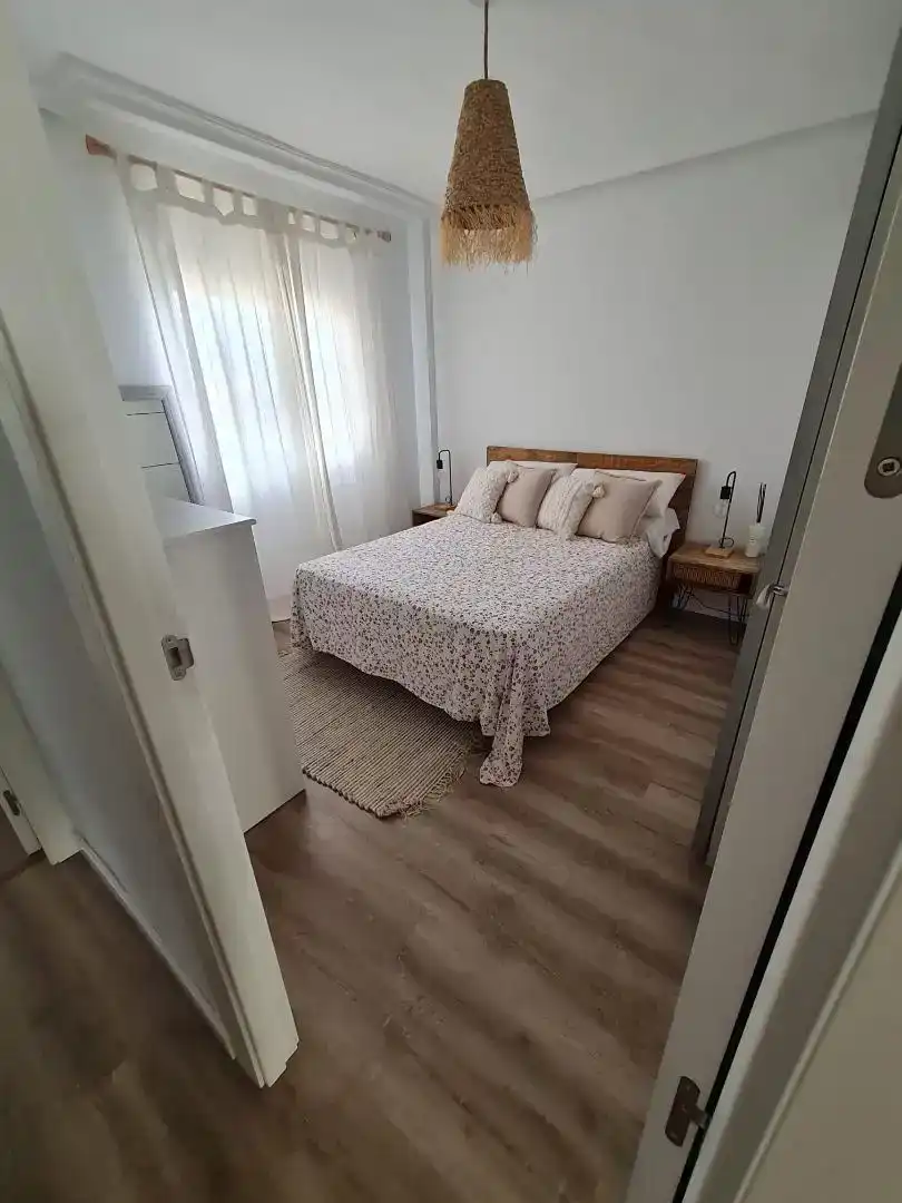 Bedroom of Flat for rent in  Sevilla Capital  with Air Conditioner and Balcony