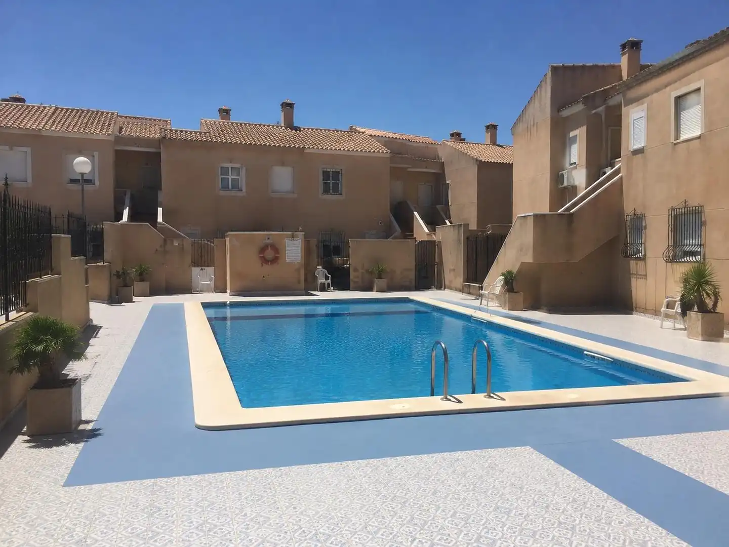 Piscina de Dúplex en venta en Torrevieja con Aire acondicionado, Jardín privado y Trastero