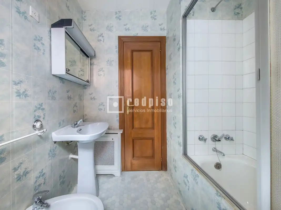 Baño de Piso en venta en Madrid con Calefacción y Jardín privado