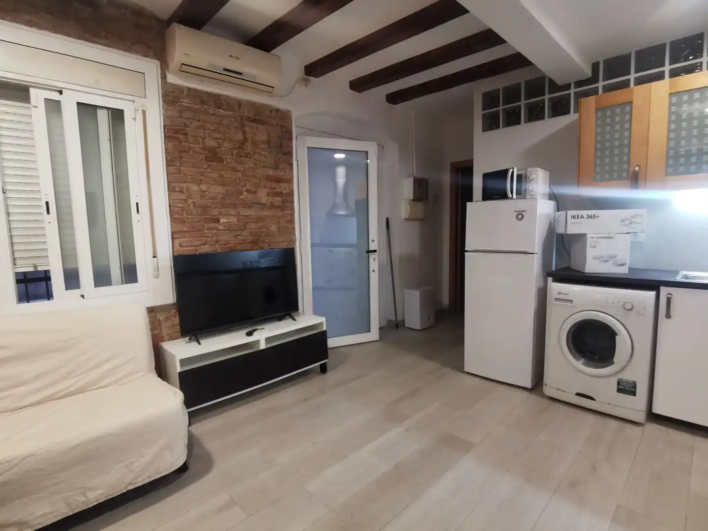 Living room of Flat for rent in Barcelona  with Air Conditioner, Parquet flooring and Furnished