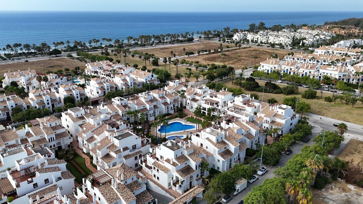 Vista exterior de Planta baixa en venda en Marbella amb Aire condicionat, Terrassa i Alarma