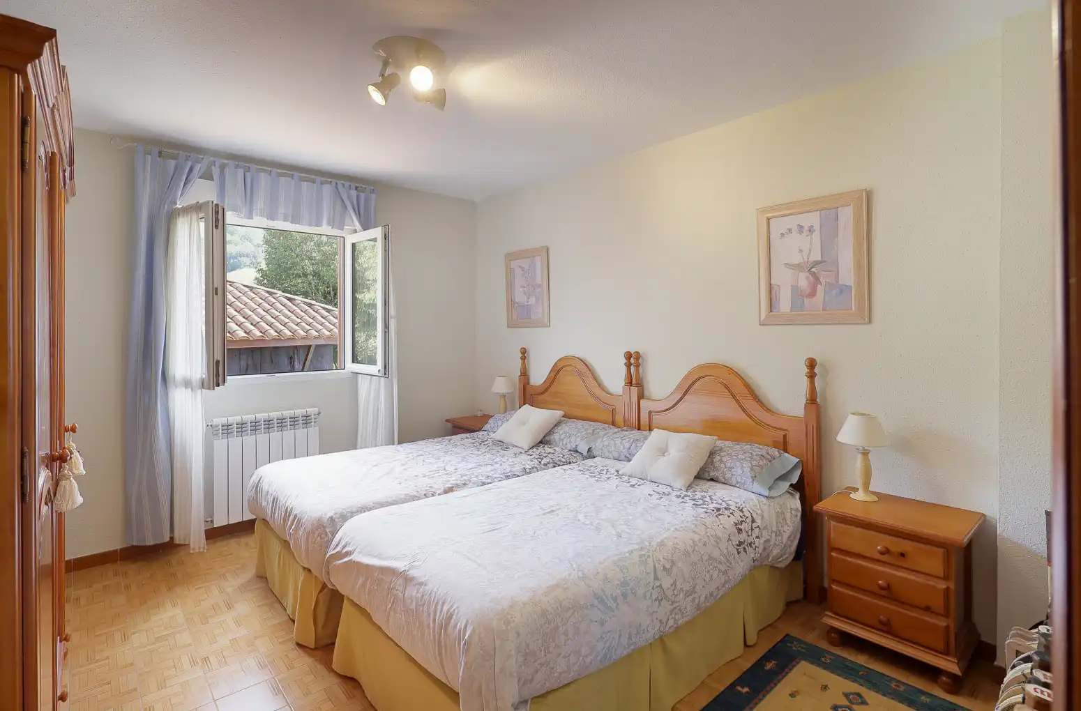 Dormitori de Casa o xalet en venda en Gijón  amb Calefacció, Jardí privat i Parquet