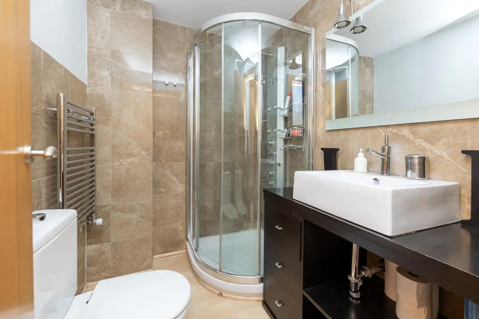 Badezimmer von Einfamilien-Reihenhaus zum Verkauf in Granada mit Klimaanlage, Heizung und Privatgarten