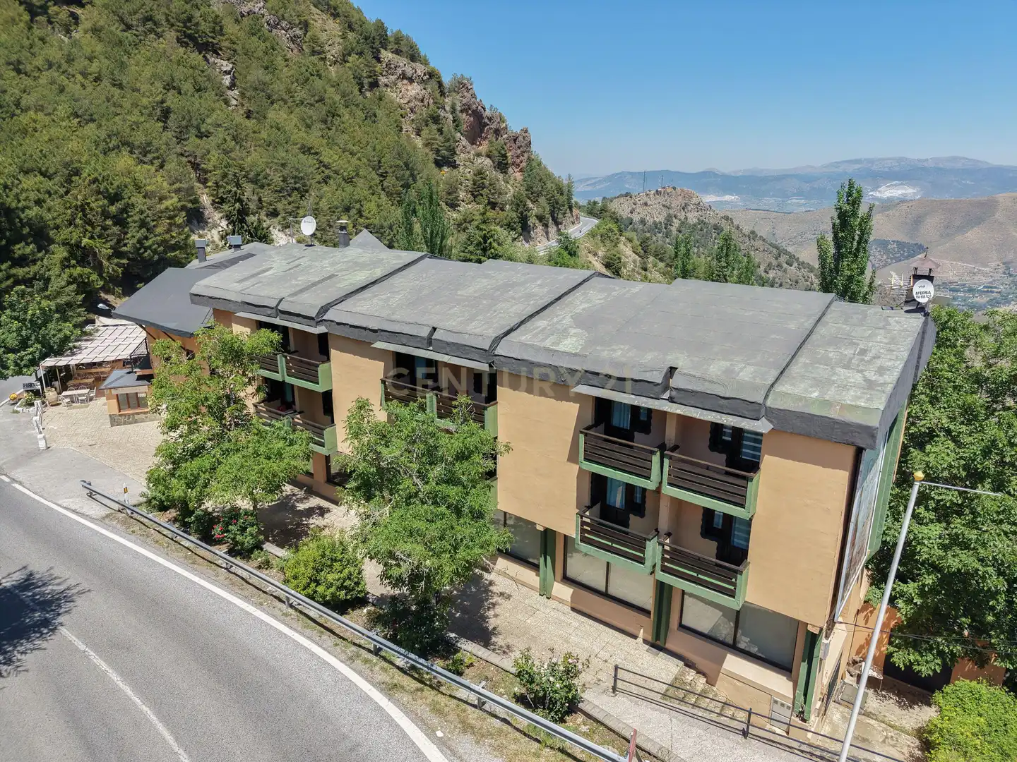 Außenansicht von Gebäude zum Verkauf in Sierra Nevada mit Gemeinschaftspool