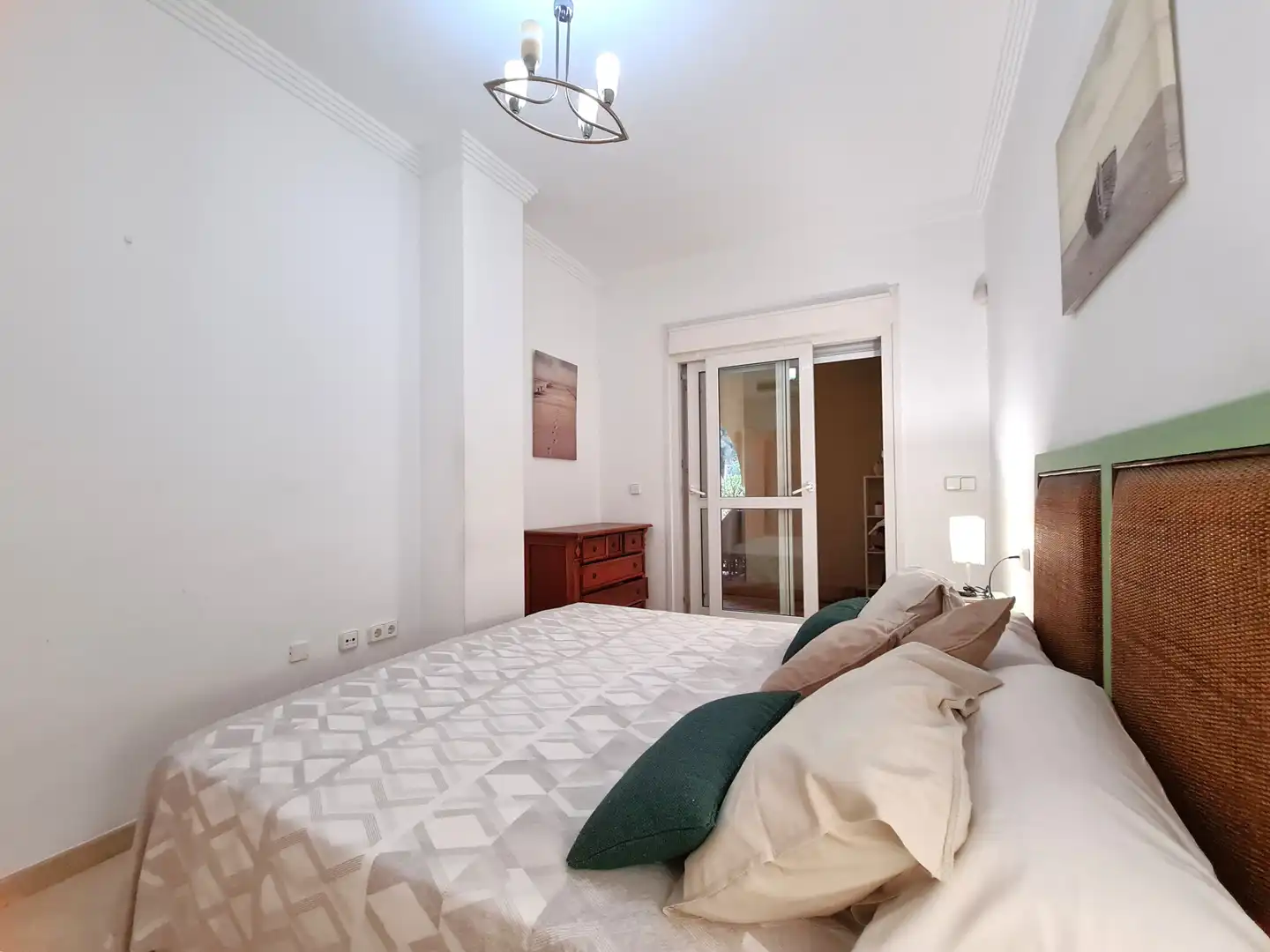 Dormitori de Apartament en venda en Sotogrande amb Jardí privat, Terrassa i Moblat
