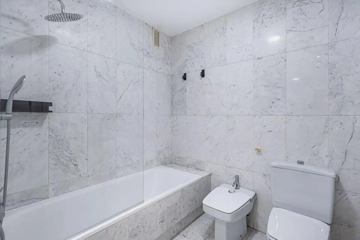 Bathroom of Flat for rent in Granada  with Air Conditioner, Heating and Terrace