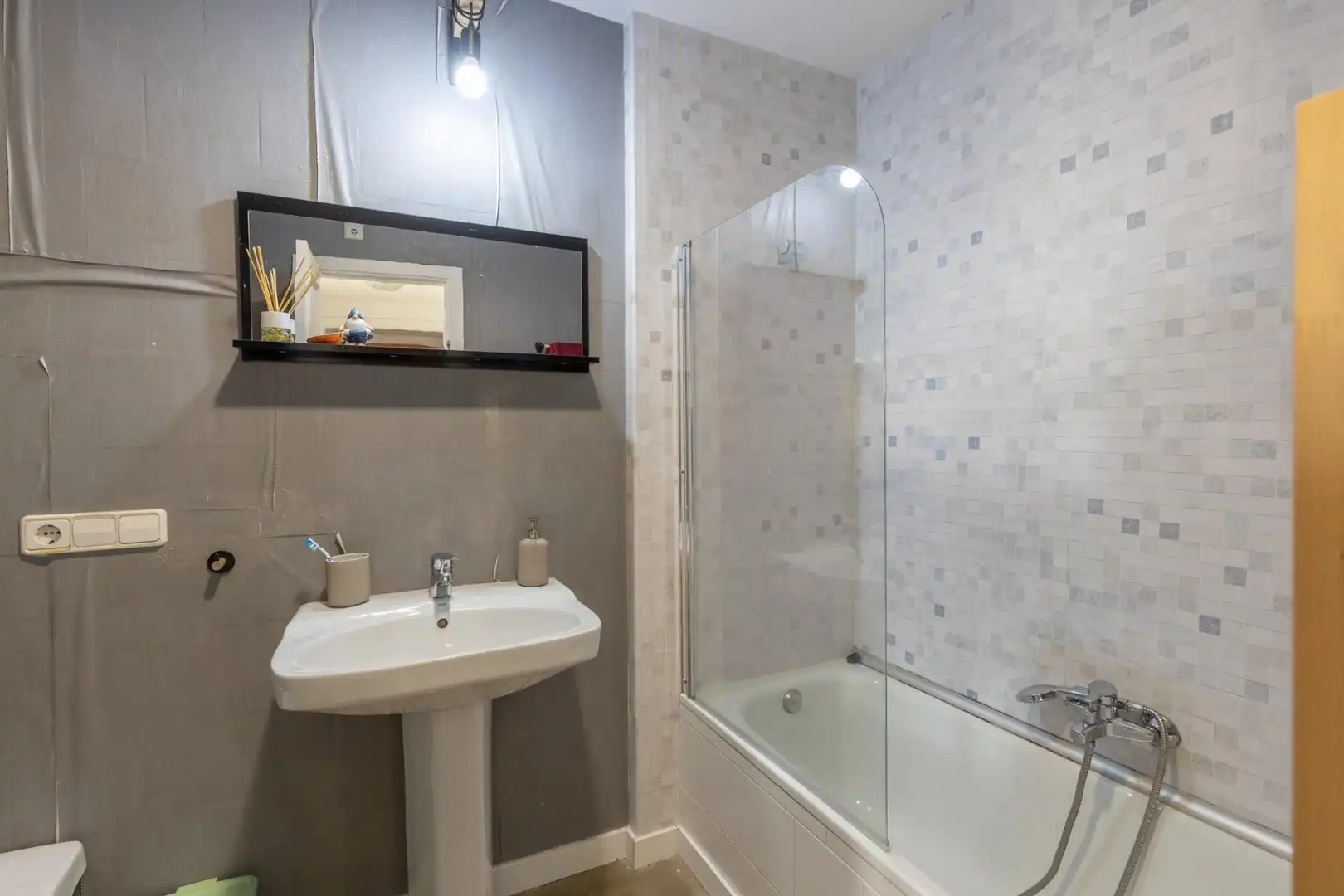 Bathroom of Flat for sale in Granada  with Balcony and Community pool