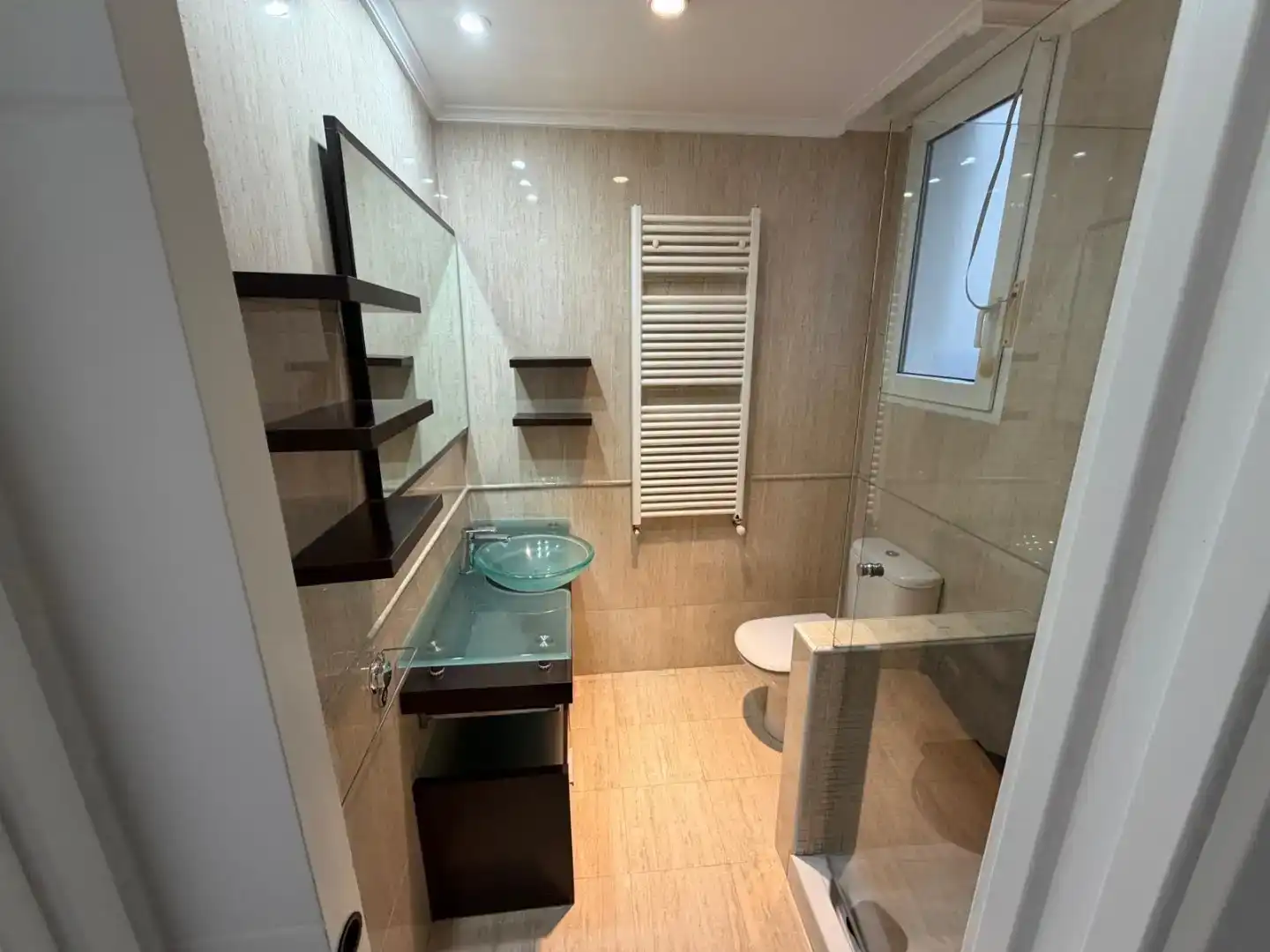 Badezimmer von Erdgeschoss zur Miete in Castro-Urdiales mit Privatgarten, Parkett und Schwimmbad