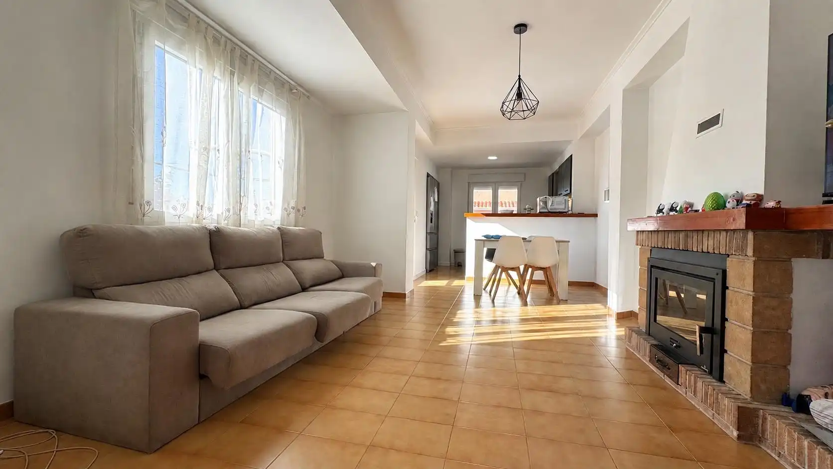 Casa aparellada amb terrassa en venda a Pego