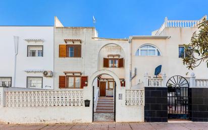 Vista exterior de Casa adosada en venda en Torrevieja amb Aire condicionat i Terrassa