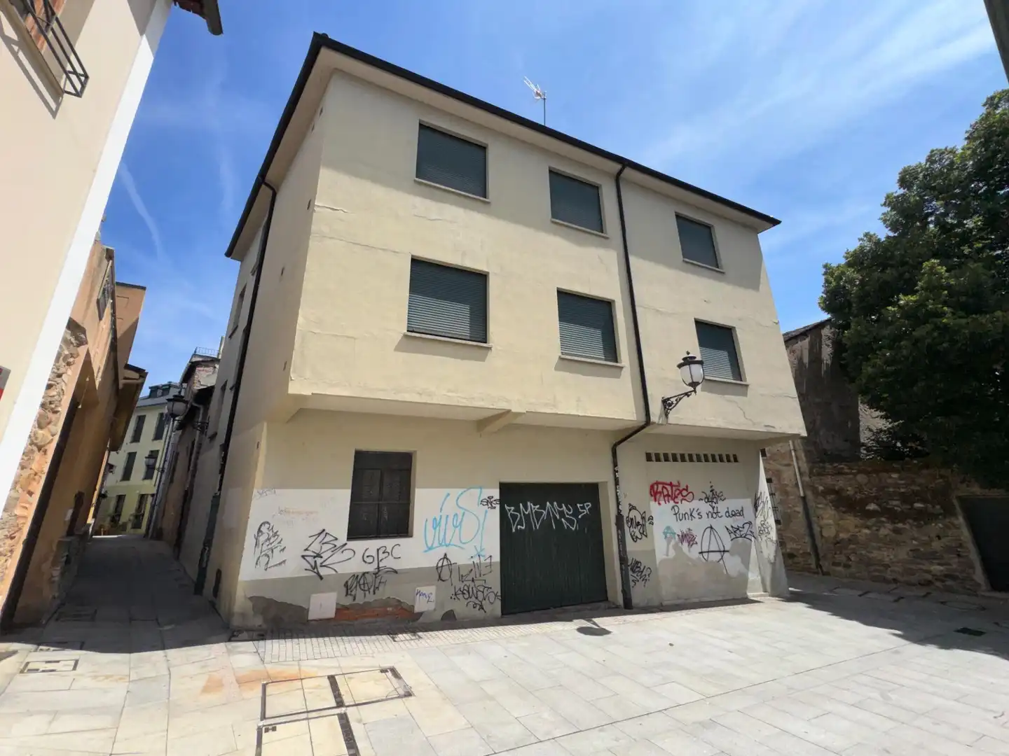 Vista exterior de Edifici en venda en Ponferrada