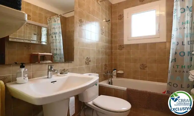 Baño de Casa adosada en venta en Empuriabrava con Jardín privado, Amueblado y Piscina comunitaria