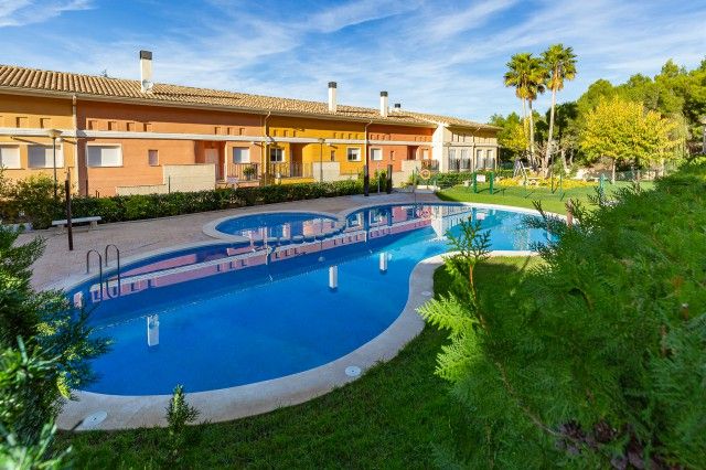 Swimming pool of Planta baja for sale in Chiva  with Air Conditioner, Private garden and Terrace