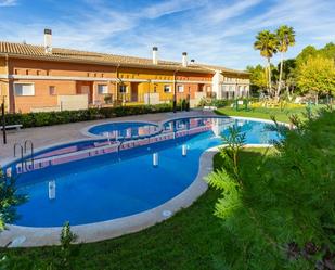 Piscina de Planta baixa en venda en Chiva amb Aire condicionat, Jardí privat i Terrassa