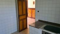 Cuina de Casa o xalet en venda en Santa Cruz de Bezana amb Calefacció i Jardí privat