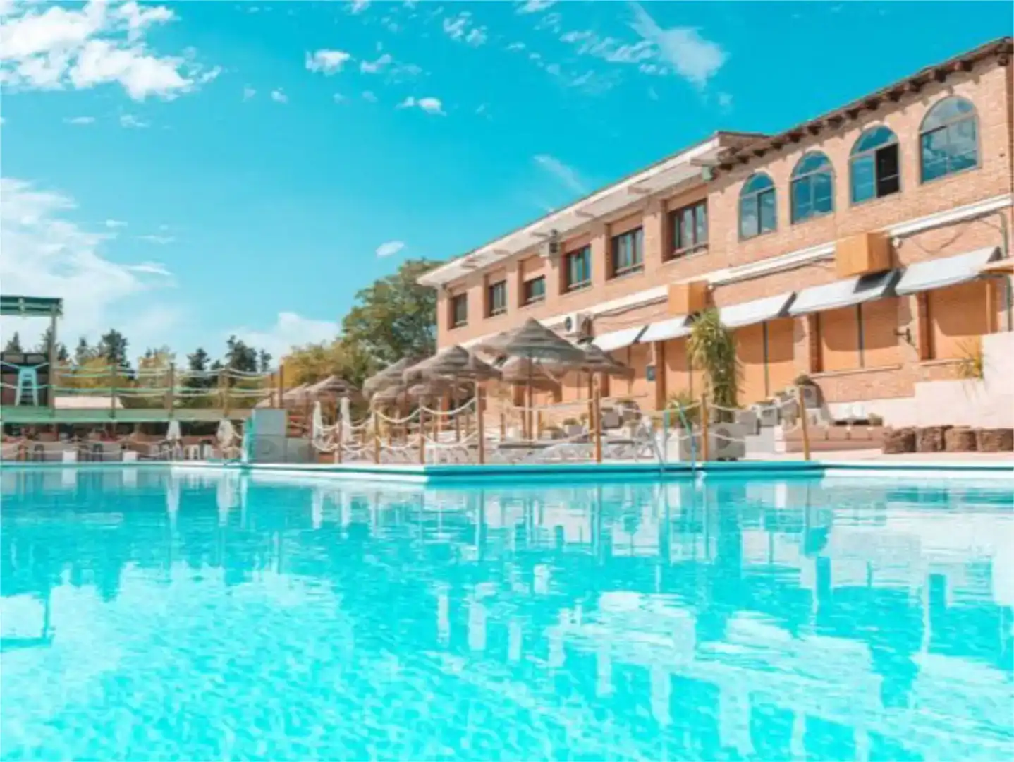 Swimming pool of Study for rent in Villa de Otura  with Air Conditioner, Private garden and Parquet flooring