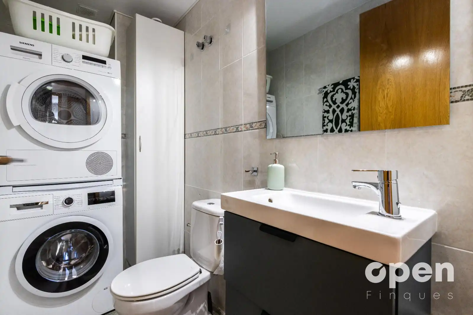 Bathroom of Flat for sale in Terrassa  with Air Conditioner, Heating and Parquet flooring