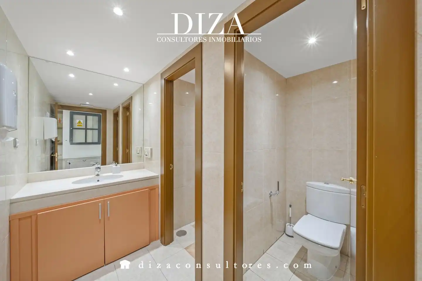 Baño de Oficina en venta en Madrid con Amueblado