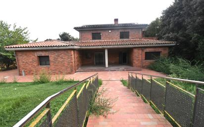 Vista exterior de Casa o xalet en venda en Bescanó amb Aire condicionat, Terrassa i Piscina