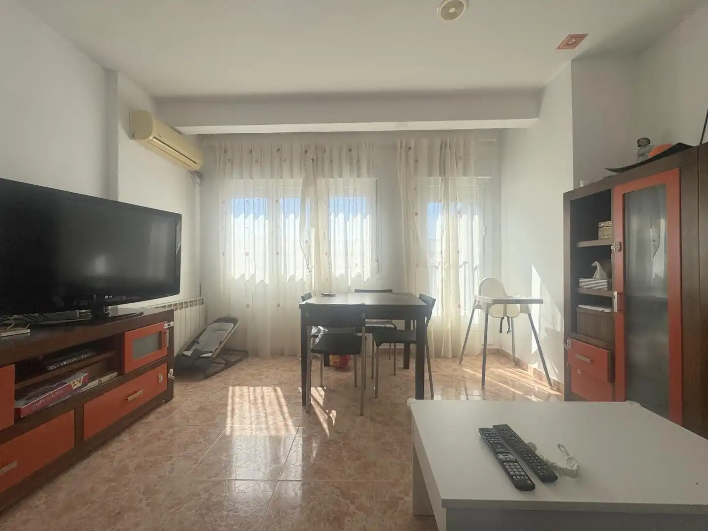 Wohnzimmer von Wohnung zum Verkauf in Candeleda mit Klimaanlage und Heizung