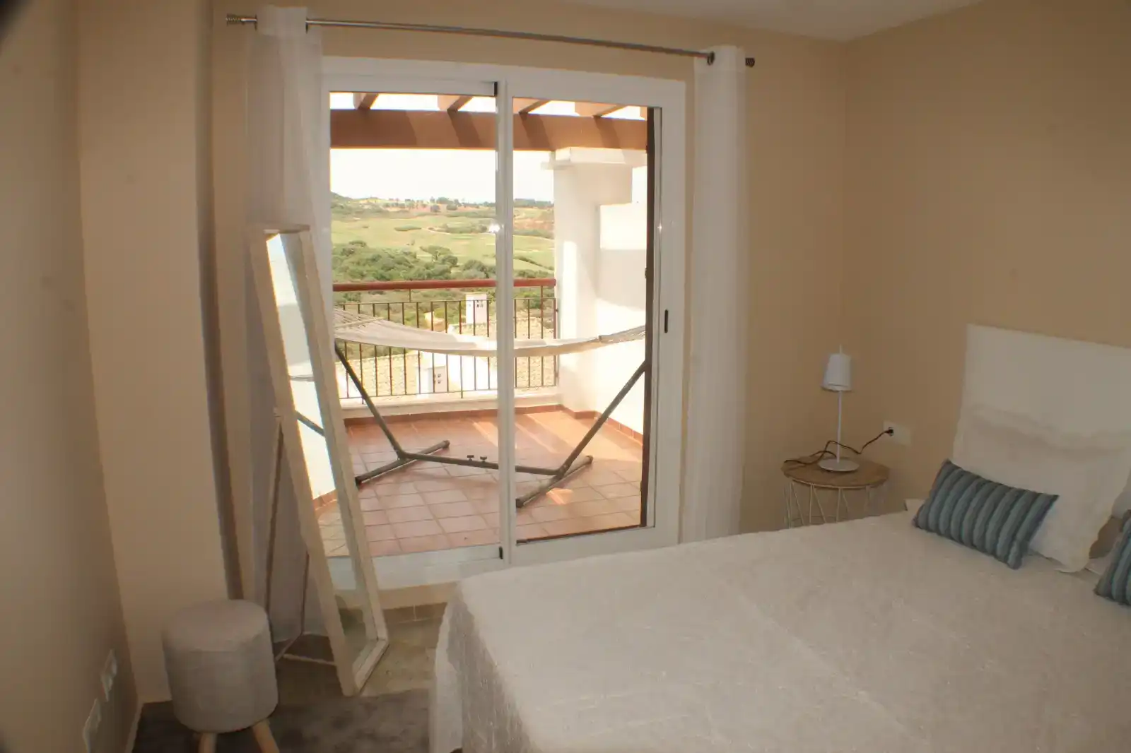 Schlafzimmer von Wohnung zur Miete in La Alcaidesa mit Klimaanlage, Schwimmbad und Balkon