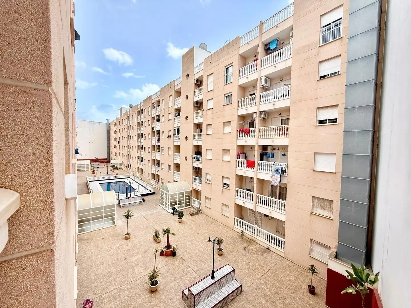 Außenansicht von Wohnungen zur Miete in Torrevieja mit Heizung, Terrasse und Schwimmbad