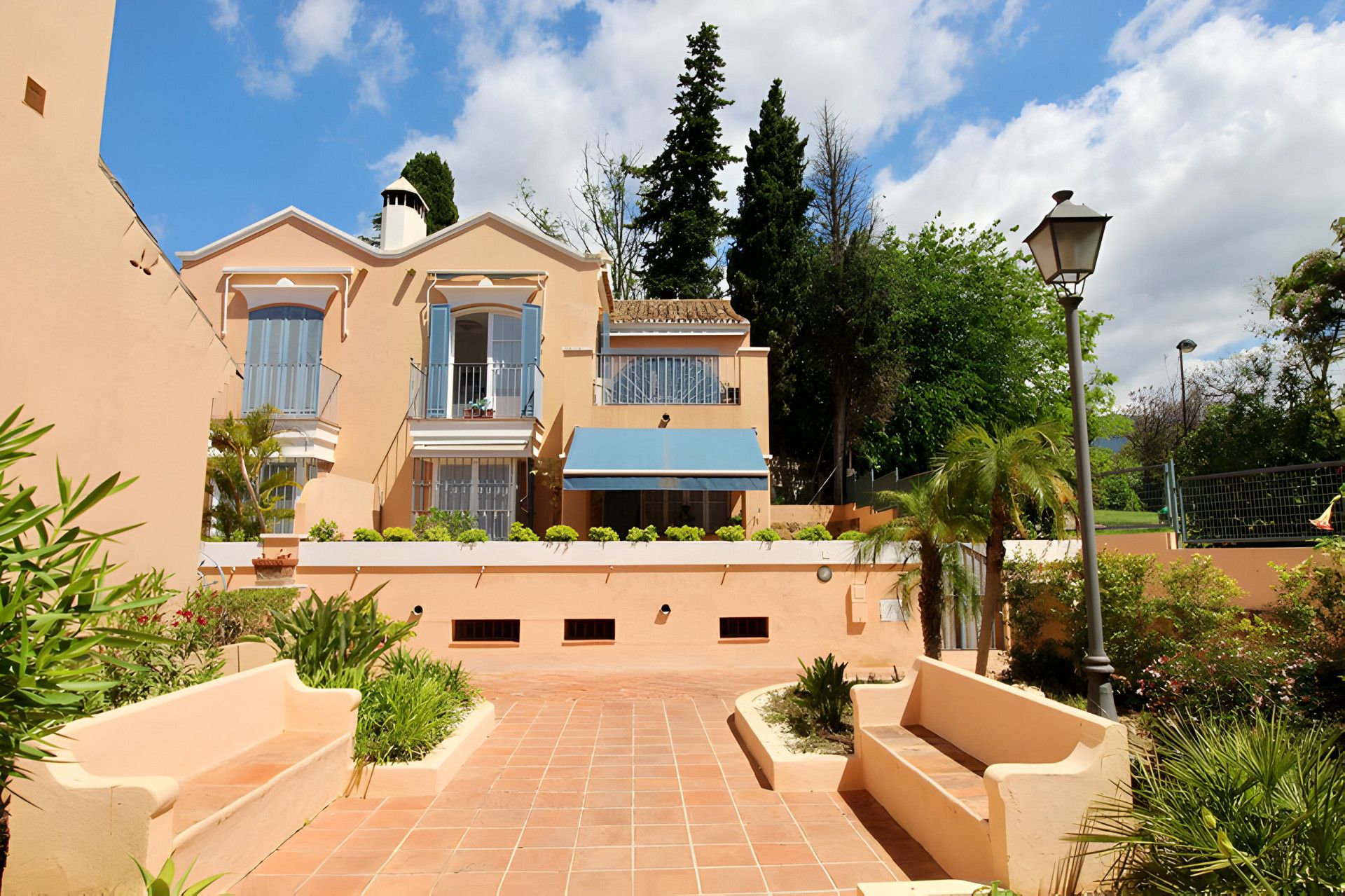 Exterior view of Single-family semi-detached for sale in Marbella  with Terrace and Swimming Pool