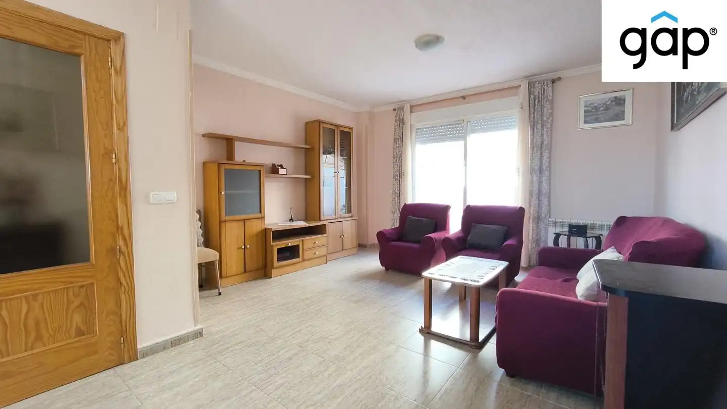 Wohnzimmer von Einfamilien-Reihenhaus zum Verkauf in Horcajo de Santiago mit Heizung, Abstellraum und Möbliert