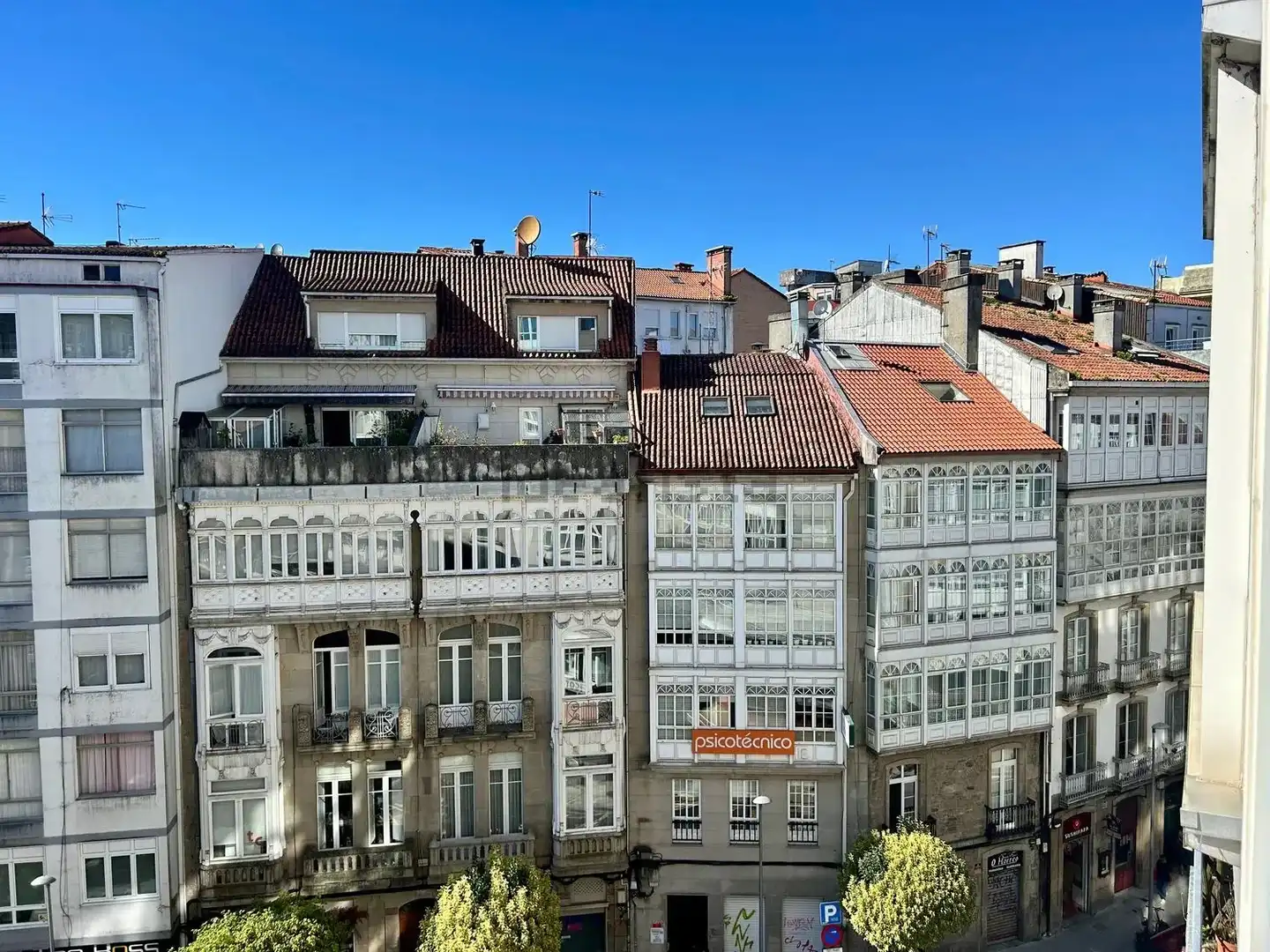Exterior view of Flat for rent in Santiago de Compostela   with Heating, Furnished and Oven
