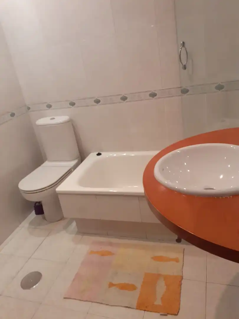 Badezimmer von Wohnungen zur Miete in Vigo  mit Heizung, Parkett und Abstellraum