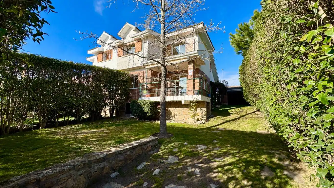 Vista exterior de Casa adosada en venta en Moralzarzal con Calefacción, Terraza y Piscina comunitaria