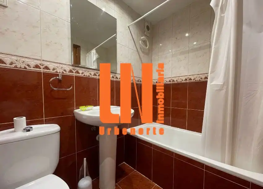 Bany de Pis de lloguer en Villanueva de la Cañada amb Calefacció, Terrassa i Moblat