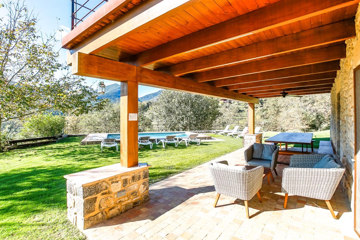 Terraza de Finca rústica en venta en Montagut i Oix con Jardín privado, Terraza y Piscina