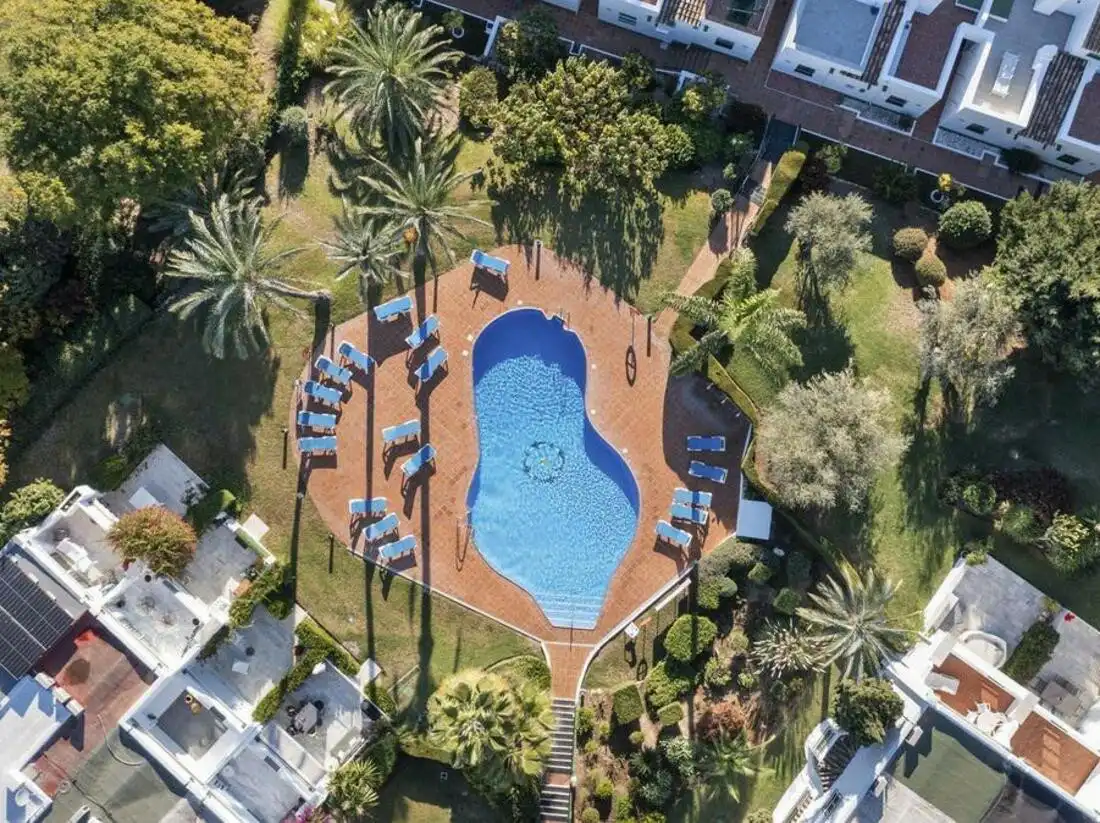 Schwimmbecken von Einfamilien-Reihenhaus zum Verkauf in Marbella mit Klimaanlage, Terrasse und Balkon