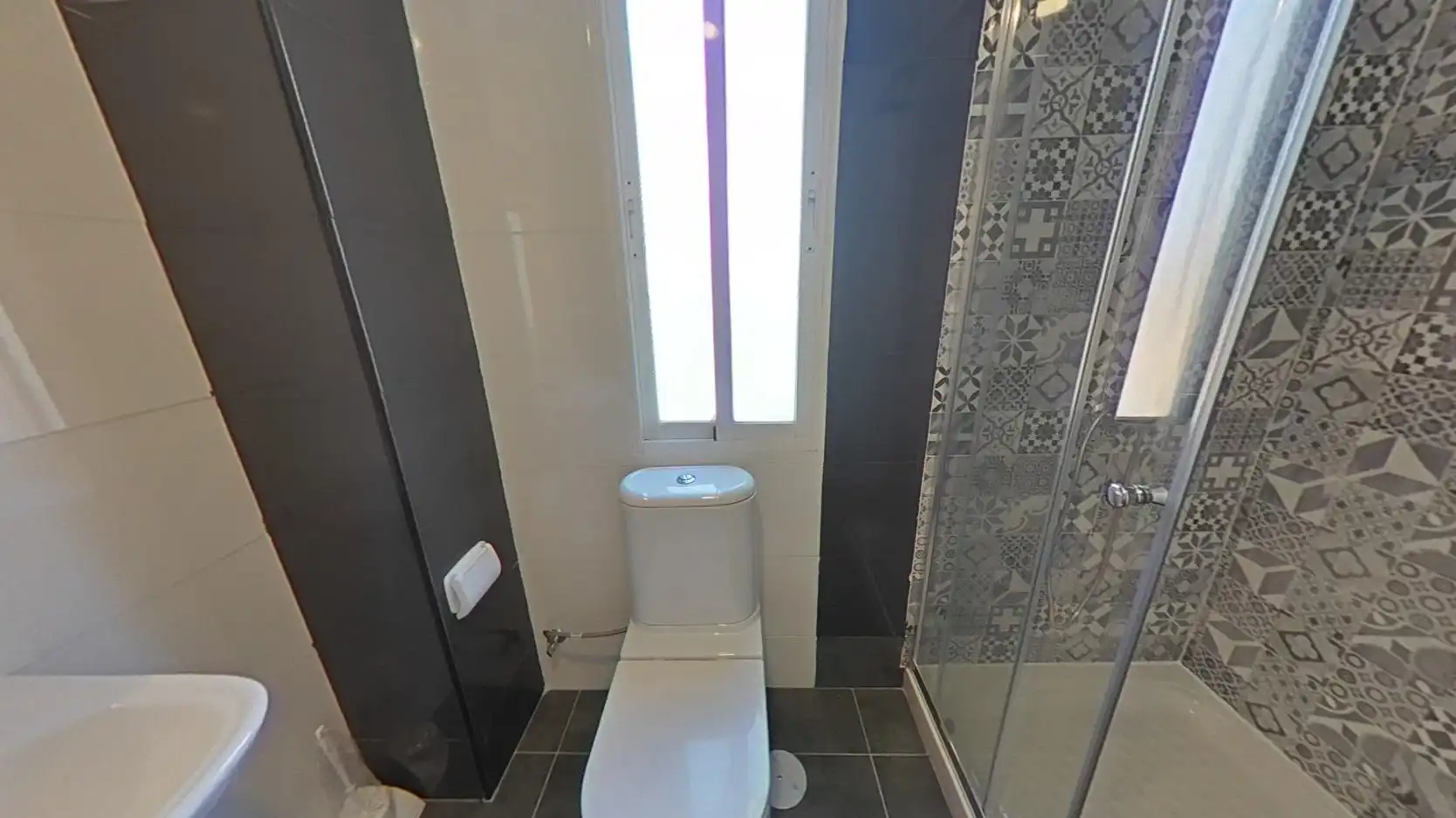 Badezimmer von Wohnung zum Verkauf in Madrid mit Klimaanlage, Heizung und Balkon