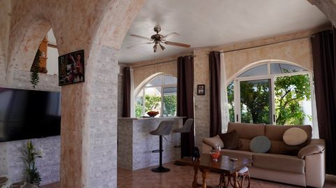 Villa renovada de 5 dormitorios con piscina privada y garaje en el centro de Quesada. Situada en una ubicación privilegiada justo, imatge 3
