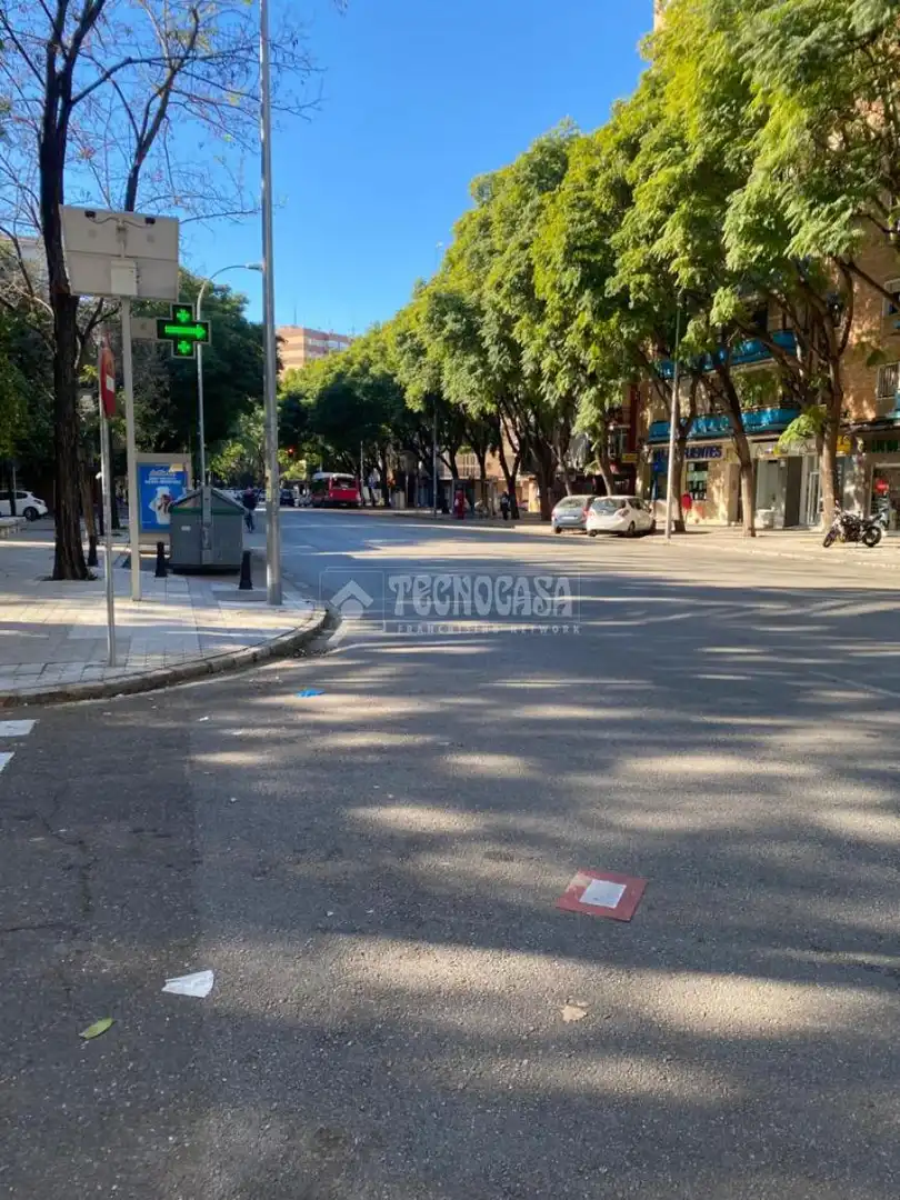 Vista exterior de Garatge en venda en Sevilla