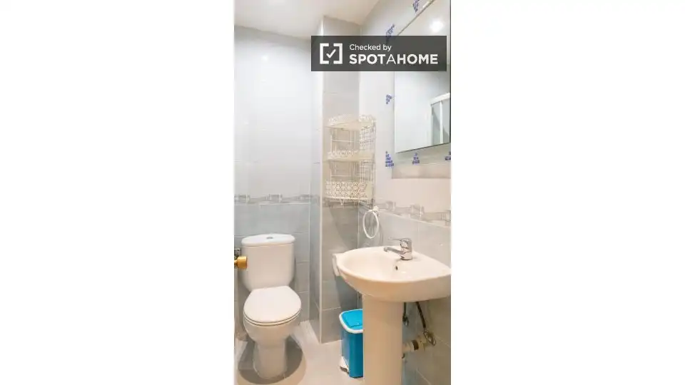 Bathroom of Flat for rent in Madrid  with Air Conditioner, Heating and Furnished