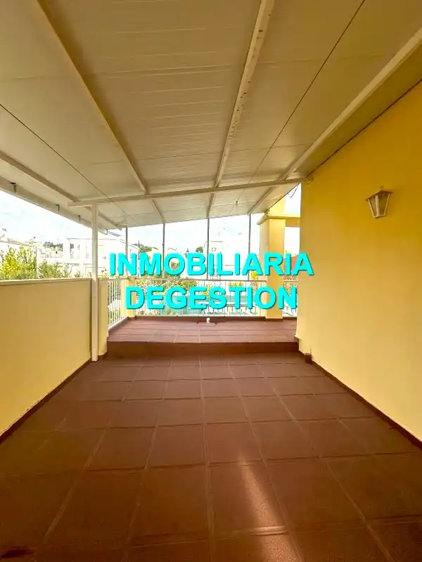 Vista exterior de Casa o xalet en venda en Linares amb Aire condicionat, Calefacció i Jardí privat