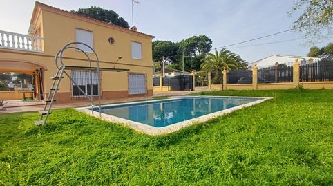 Exclusiva parcela con chalet independiente en Urbanización Los Arrayanes  La Puebla del Río