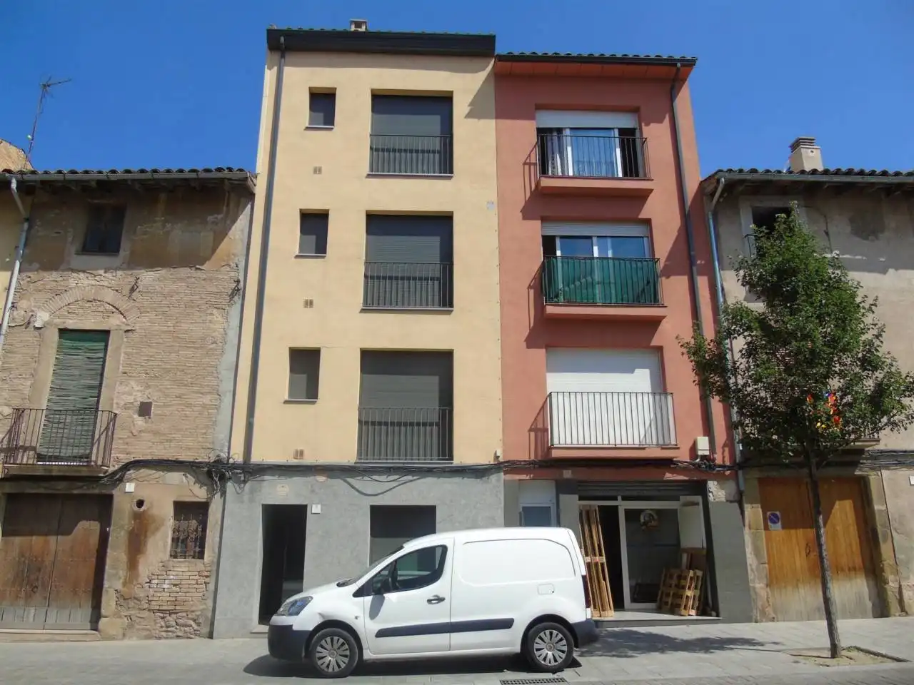 Vista exterior de Edifici en venda en Vic